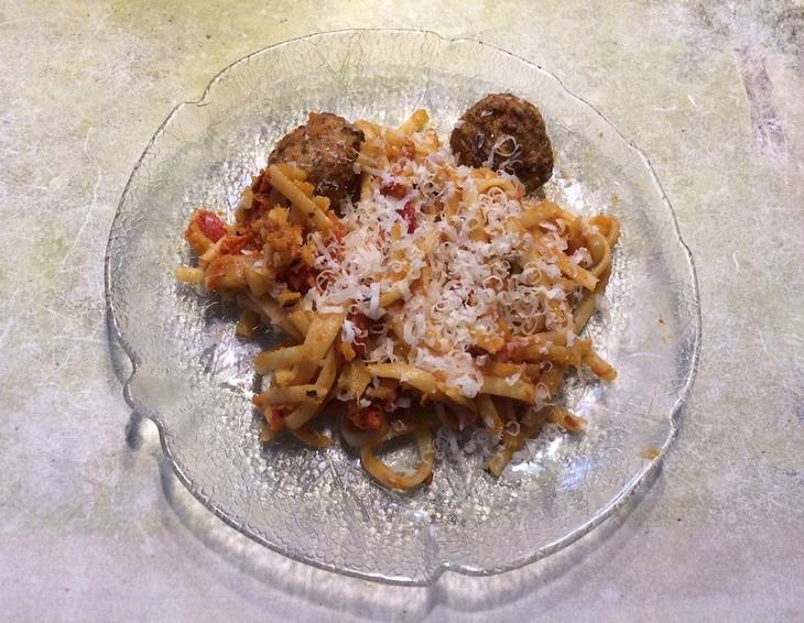Bandnudeln mit Tomatensauce und Fleischbällchen Bandnudeln mit Tomatensauce und Fleischbällchen