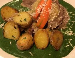 Tafelspitz mit Cremespinat und Röstkartoffeln Tafelspitz mit Cremespinat und Röstkartoffeln