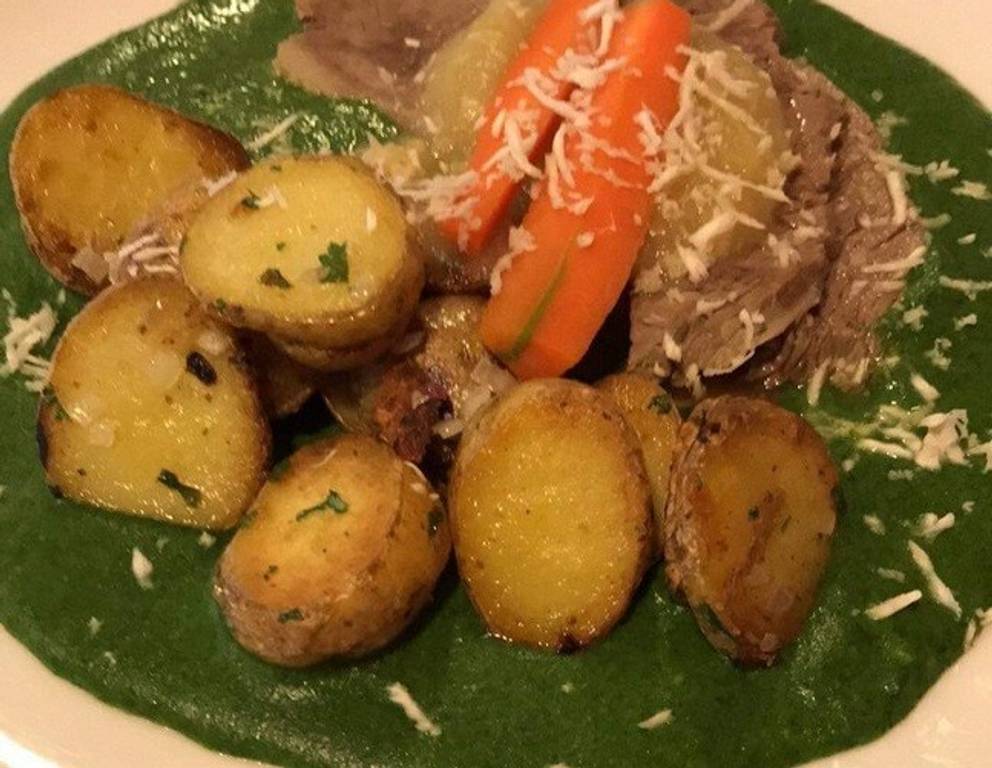 Tafelspitz mit Cremespinat und Röstkartoffeln Tafelspitz mit Cremespinat und Röstkartoffeln