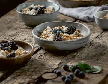 Gebuttertes Nuss-Porridge mit Ricotta und Honig Gebuttertes Nuss-Porridge mit Ricotta und Honig