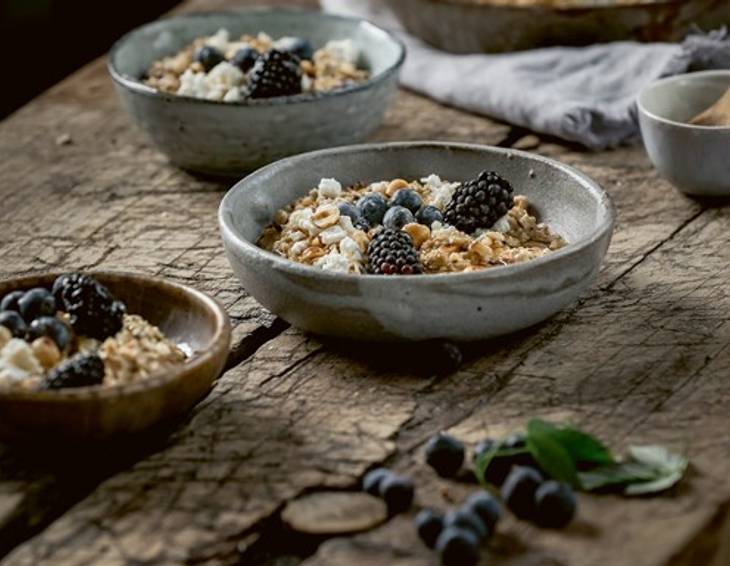 Gebuttertes Nuss-Porridge mit Ricotta und Honig Gebuttertes Nuss-Porridge mit Ricotta und Honig