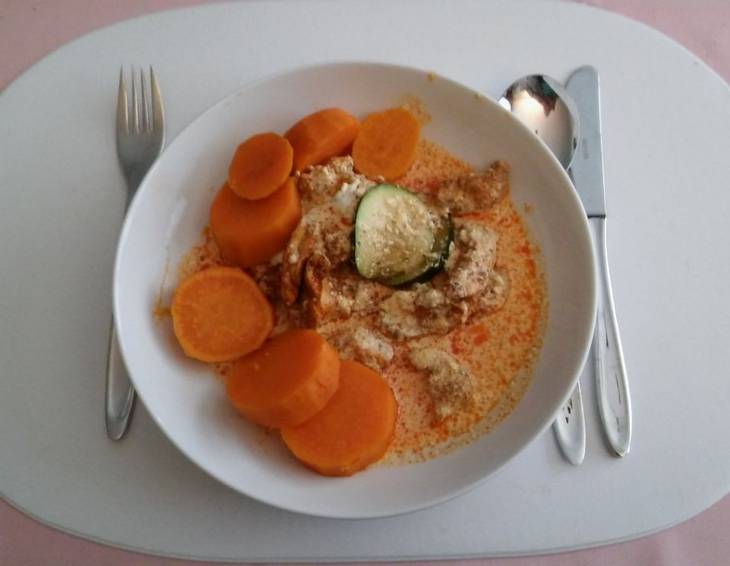Hühnergeschnetzeltes mit Zucchini und Süßkartoffeln aus dem Dampfgarer Hühnergeschnetzeltes mit Zucchini und Süßkartoffeln aus dem Dampfgarer