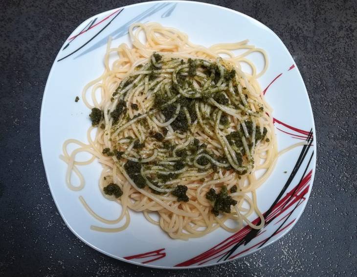 Spaghetti mit frischem Pesto Spaghetti mit frischem Pesto