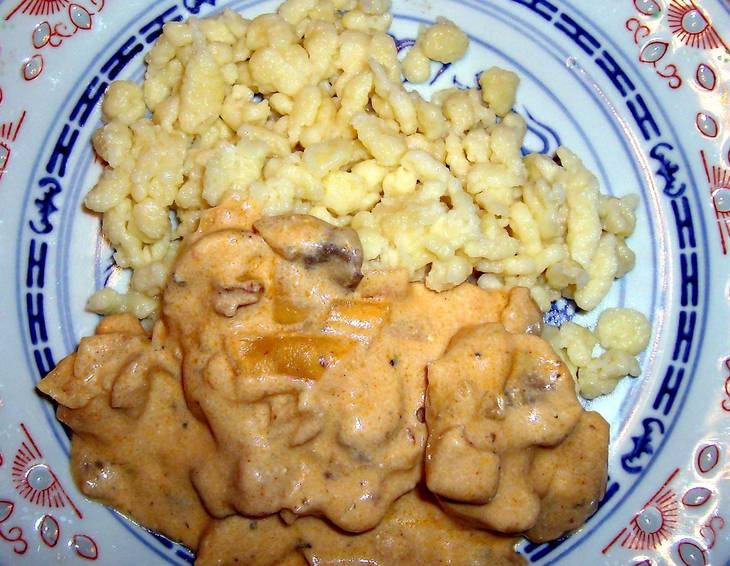Rahmgeschnetzeltes mit Spätzle Rahmgeschnetzeltes mit Spätzle