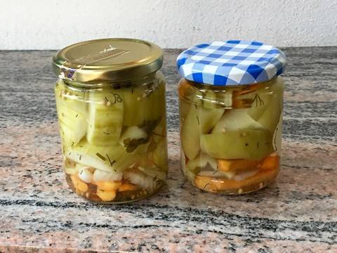 Süsssauer eingelegte Gurken, grüne Paradeiser oder Zucchini