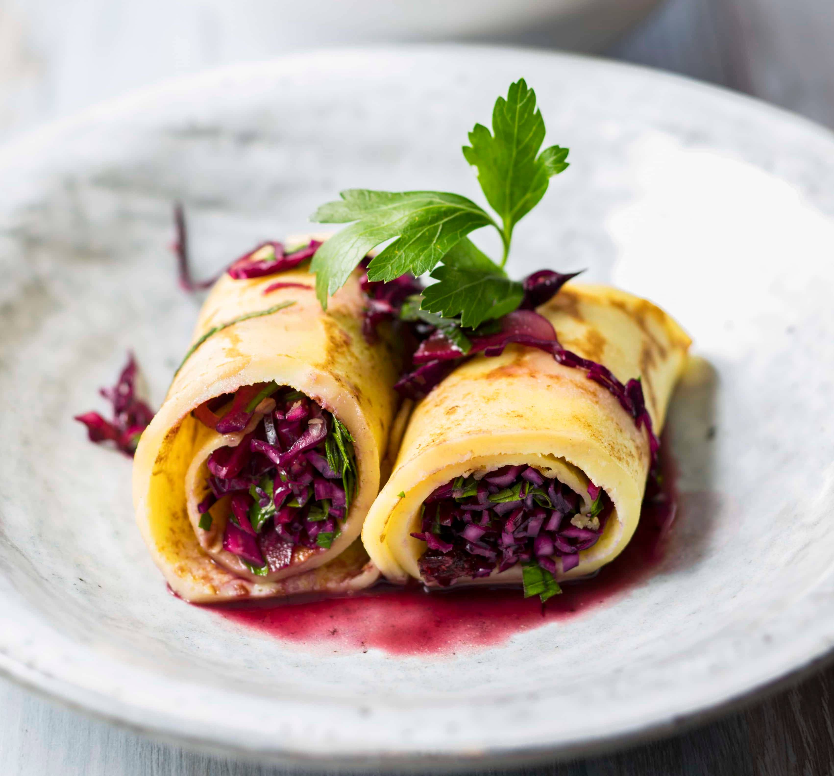 Palatschinkenröllchen mit Rotkrautsalat Rezept