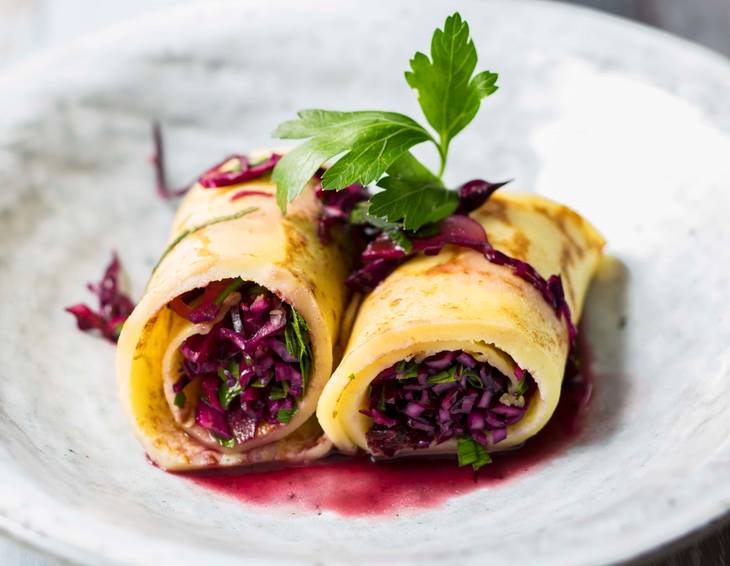 Palatschinkenröllchen mit Rotkrautsalat Palatschinkenröllchen mit Rotkrautsalat
