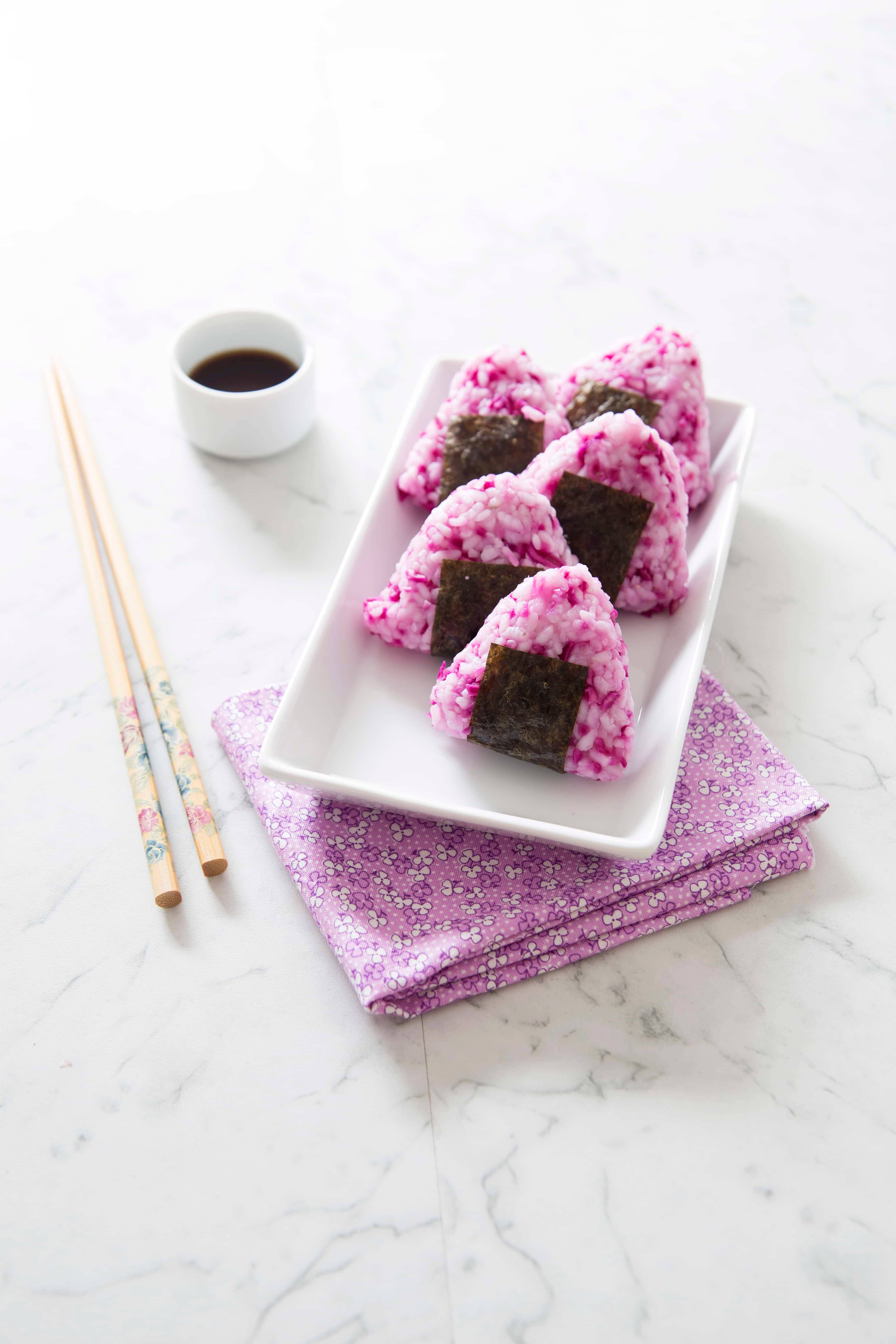 Onigiri mit Rotkraut und geräuchertem Tofu