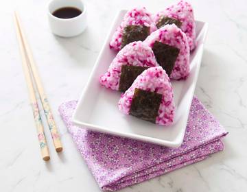 Onigiri mit Rotkraut und geräuchertem Tofu Onigiri mit Rotkraut und geräuchertem Tofu