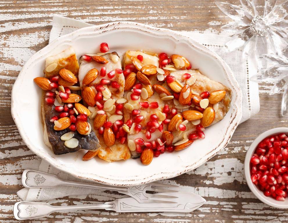 Gebratener Karpfen mit Mandeln und Granatapfel Gebratener Karpfen mit Mandeln und Granatapfel