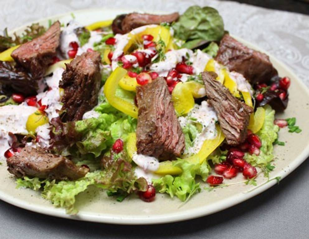 Bunter Salatteller mit Flap Meat-Streifen Rezept