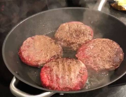 Wagyu-Patties in der Pfanne