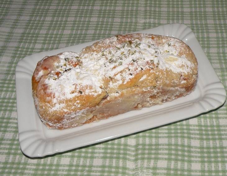 Pistazien-Mandel-Stollen Pistazien-Mandel-Stollen