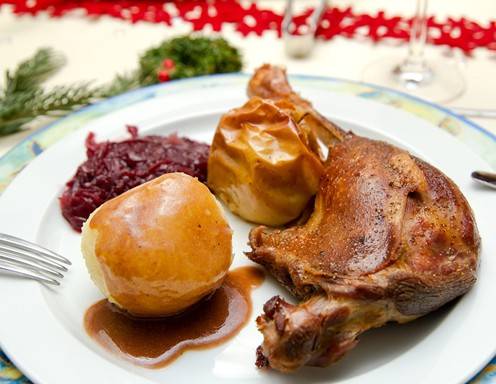 Weihnachtsgans mit Bratapfel und Erdäpfel-Grieß-Knödel