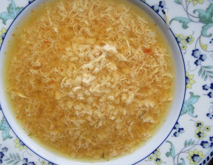 Tarhonya-Eierblumen Suppe