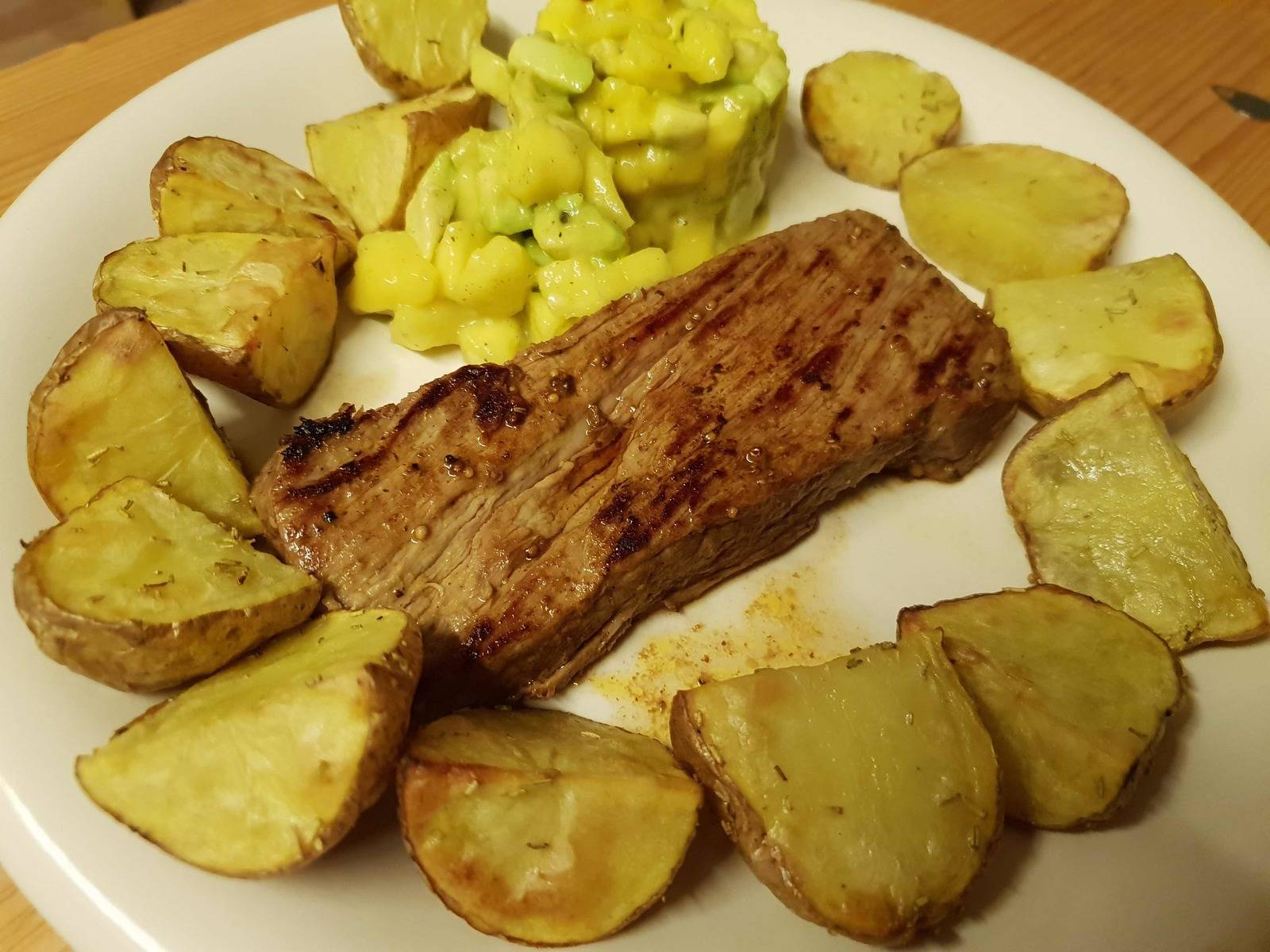 Steak mit Mango-Avocado Salsa