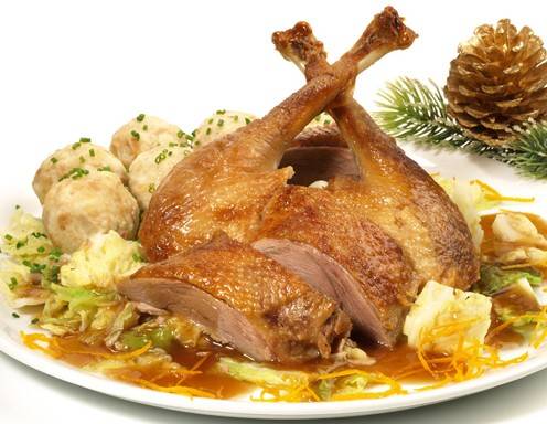 Weihnachtsgans mit Kohlgemüse und Semmelknödel