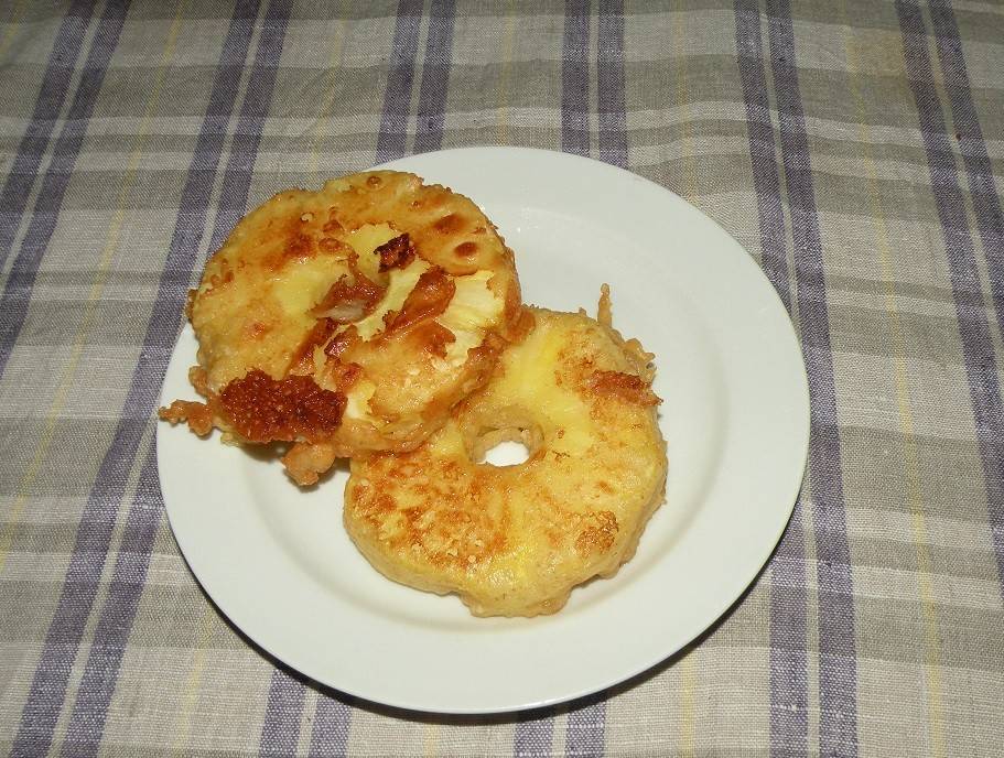 Ananas-Beignets im Kokos-Grießteig
