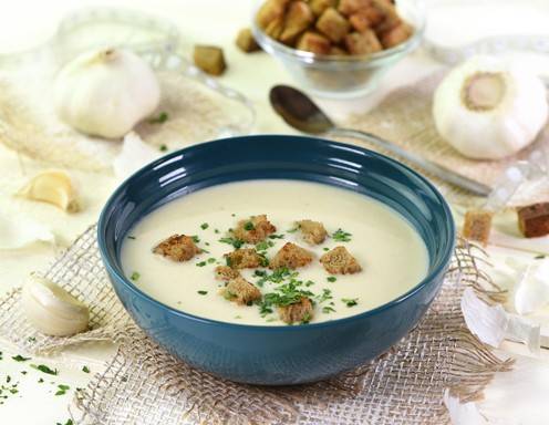 Knoblauchcremesuppe mit Schwarzbrot-Croûtons