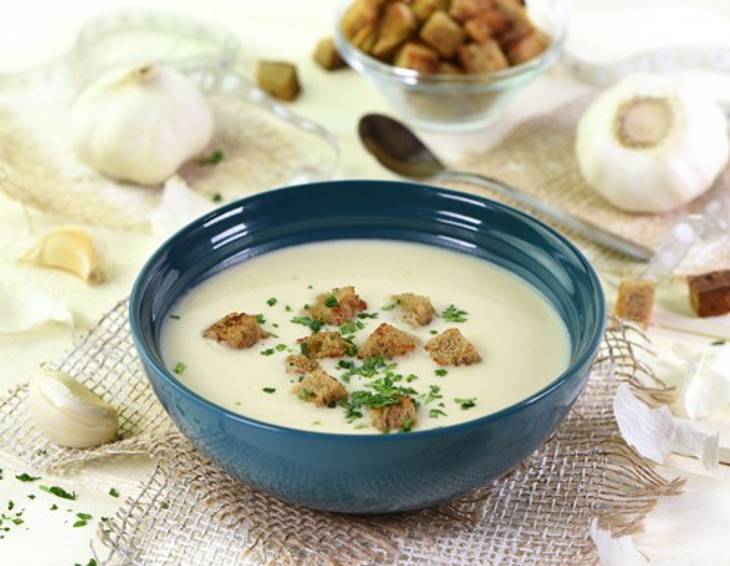 Knoblauchcremesuppe mit Schwarzbrot-Croûtons