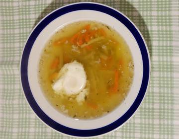 Gemüsesuppe mit verlorenem Ei Gemüsesuppe mit verlorenem Ei