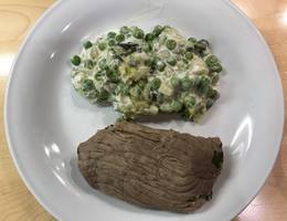 Gekochtes Rindfleisch mit Kochsalat und Erbsen Gekochtes Rindfleisch mit Kochsalat und Erbsen
