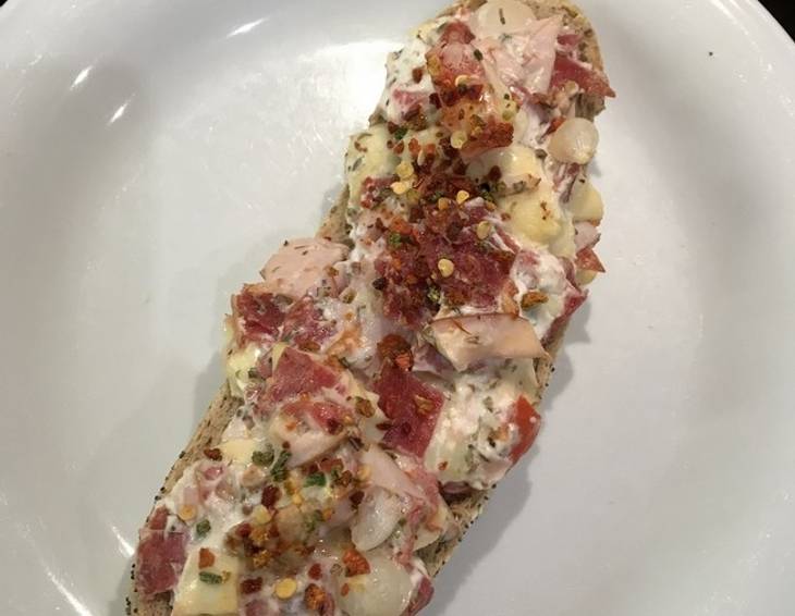 Rustikales Chili Baguette überbacken Rustikales Chili Baguette überbacken