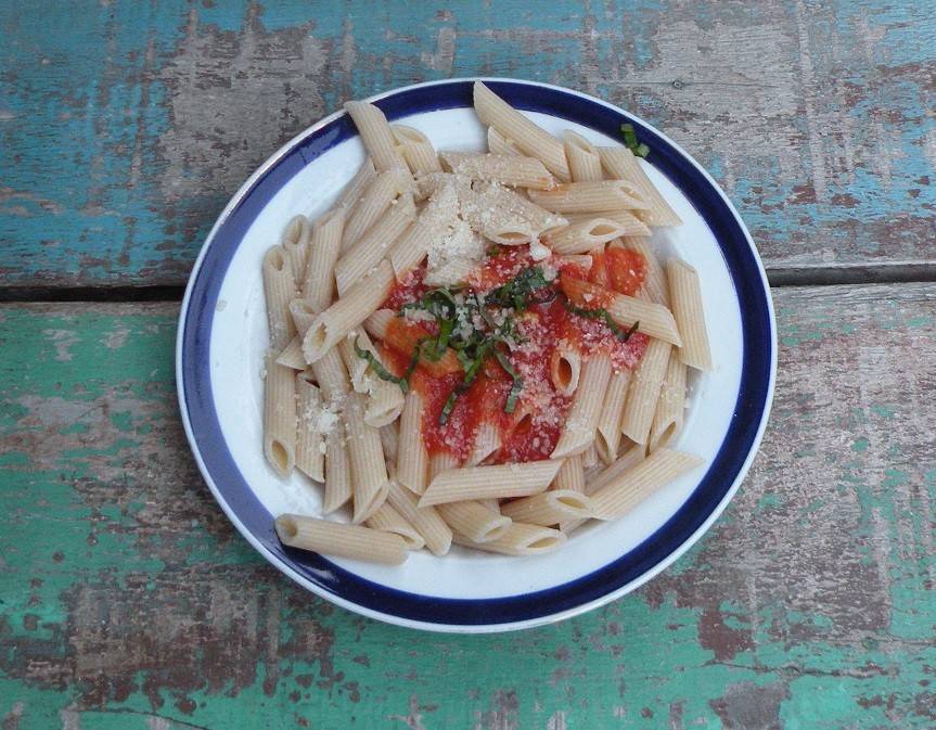 Nudeln in Paradeisersauce mit Mozzarella