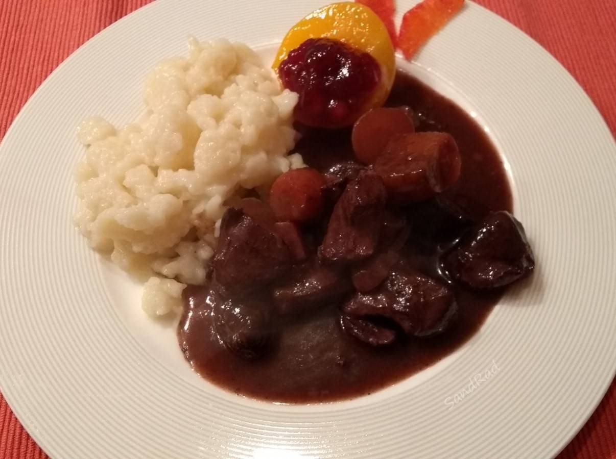 Rehgulasch mit Spätzle