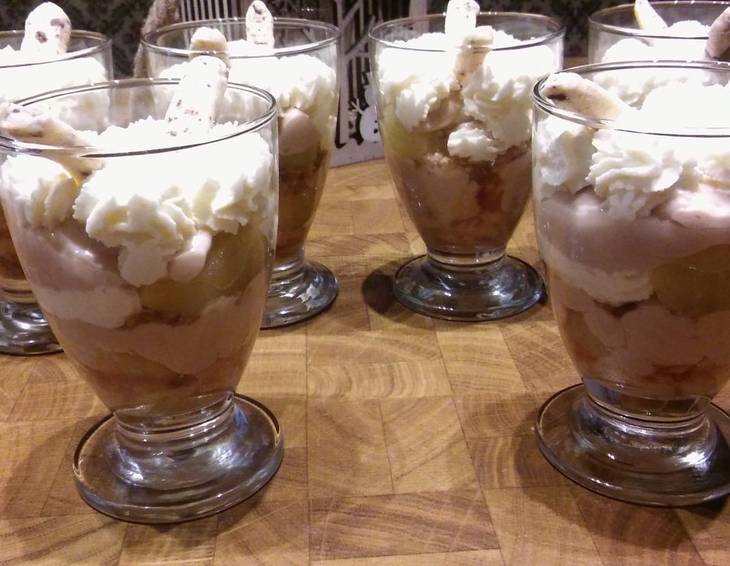 Schichtdessert mit Pudding und Äpfel Schichtdessert mit Pudding und Äpfel