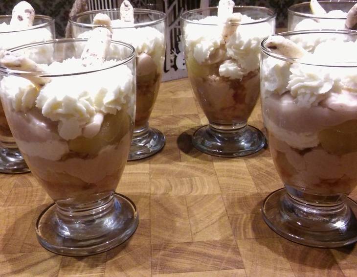 Schichtdessert mit Pudding und Äpfel