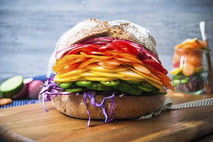 Sandwich mit Rainbow-Gemüse