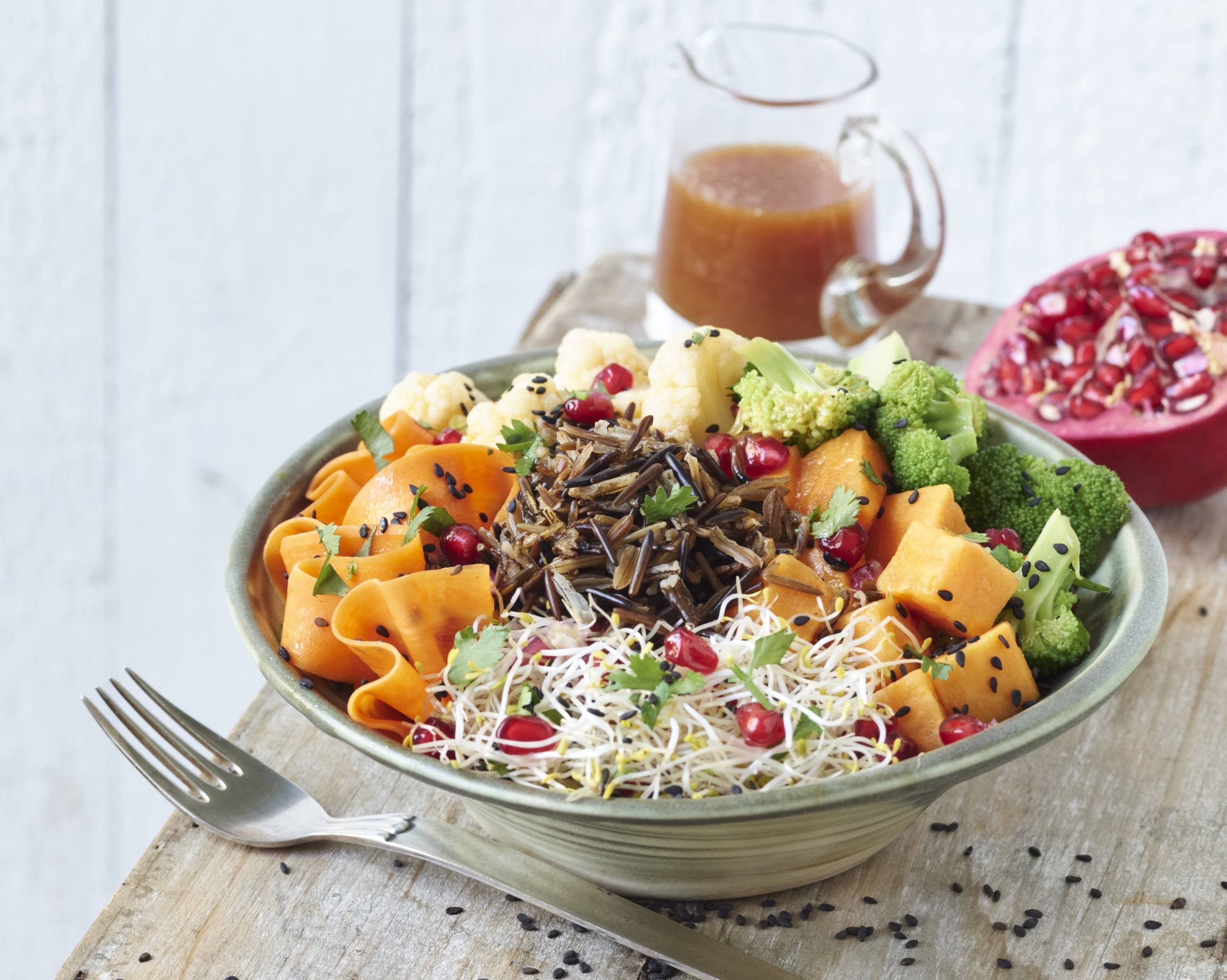 Wildreis-Bowl mit Süßkartoffeln Sprossen und Orangensauce Rezept