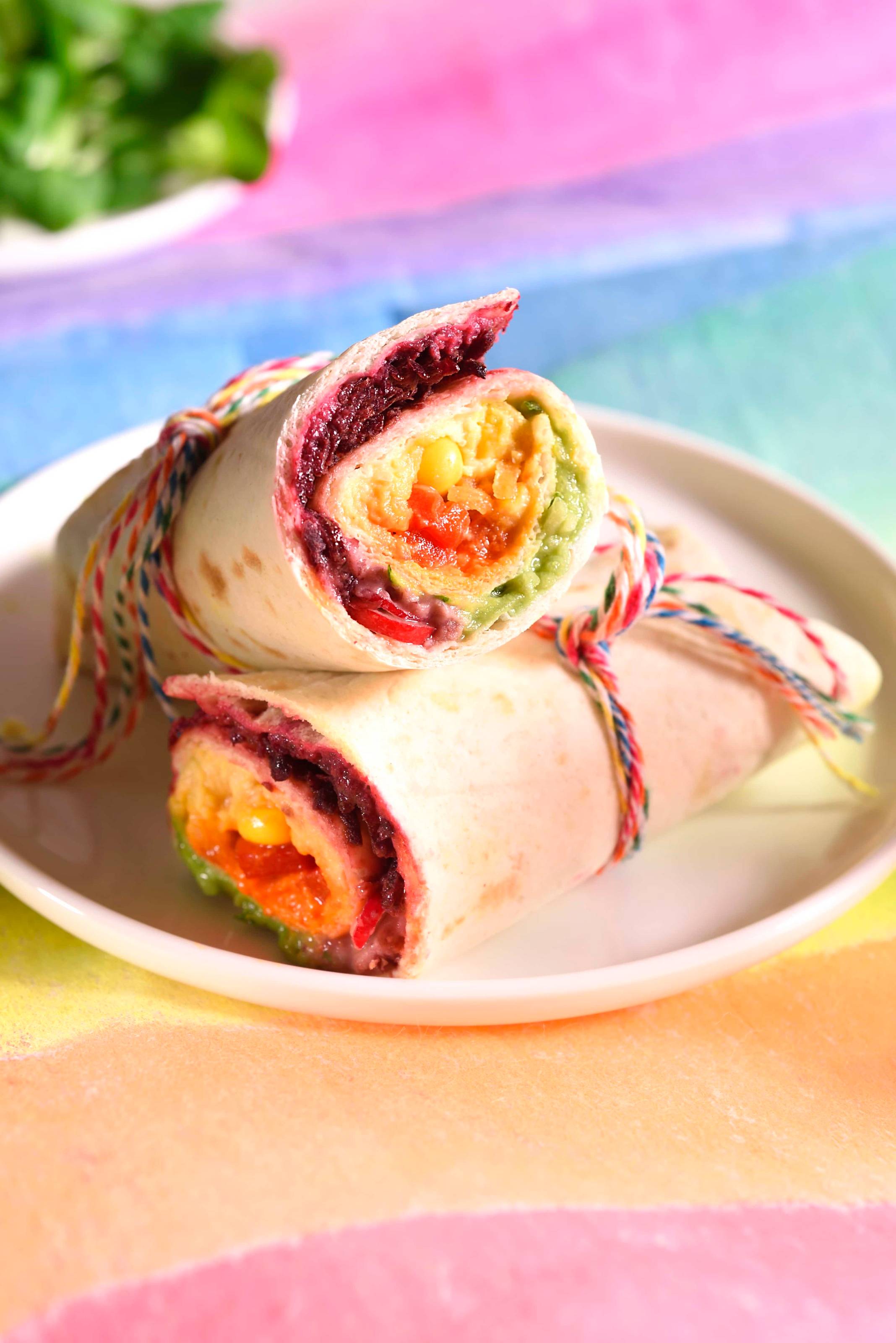 Vegetarischer Rainbow Wrap mit Hummus und Gemüse
