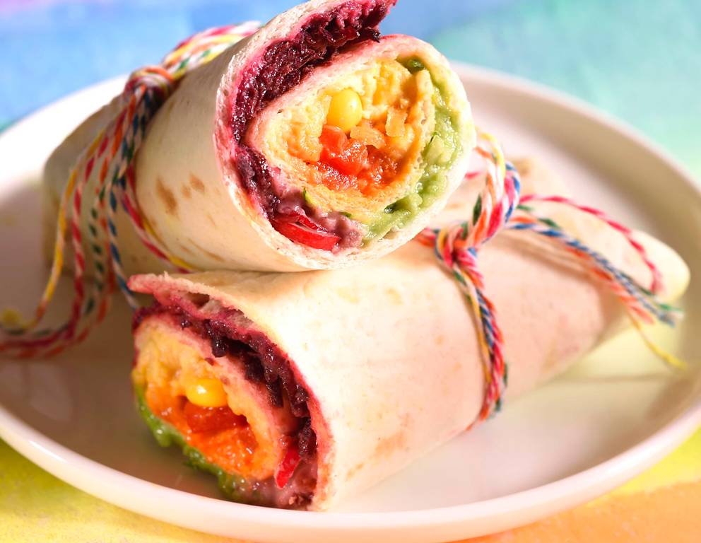 Vegetarischer Rainbow Wrap mit Hummus und Gemüse Vegetarischer Rainbow Wrap mit Hummus und Gemüse