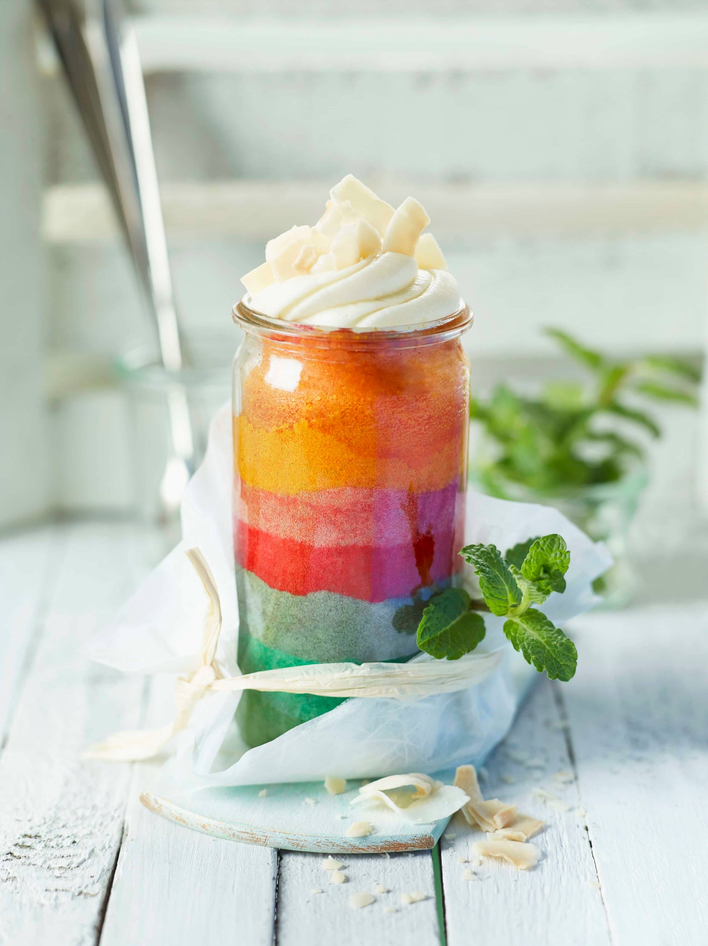 Regenbogenkuchen im Glas Rezept