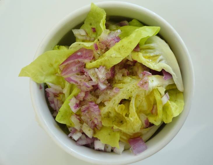 Häuptelsalat mit Zwiebel Häuptelsalat mit Zwiebel