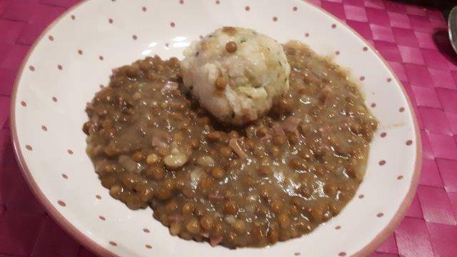 Röstzwiebelknödel auf würzigen Linsen