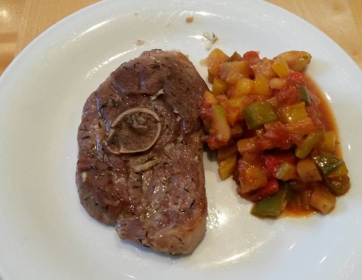 Thymian-Lammkotelett mit Letscho Thymian-Lammkotelett mit Letscho