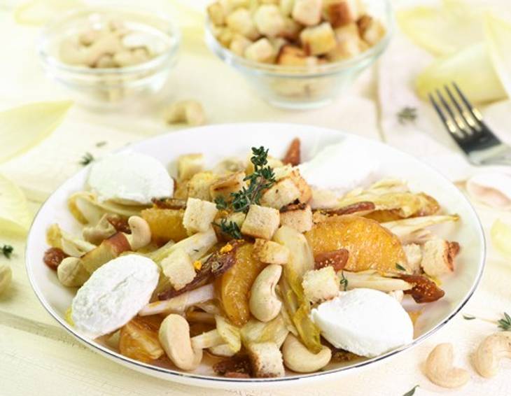 Chicorée-Orangensalat mit Cashews und Ziegenfrischkäse