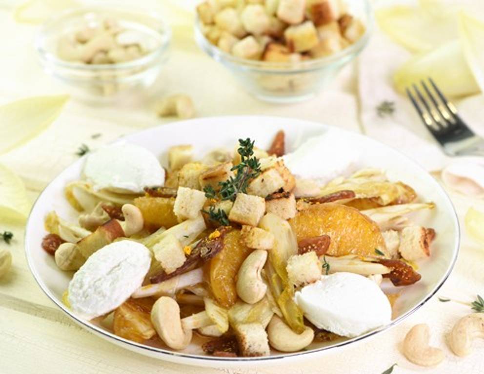 Chicorée-Orangensalat mit Cashews und Ziegenfrischkäse Chicorée-Orangensalat mit Cashews und Ziegenfrischkäse