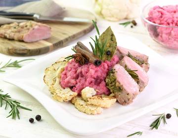 Schweinsfilet mit Rote-Rüben-Risotto und gratiniertem Karfiol Schweinsfilet mit Rote-Rüben-Risotto und gratiniertem Karfiol