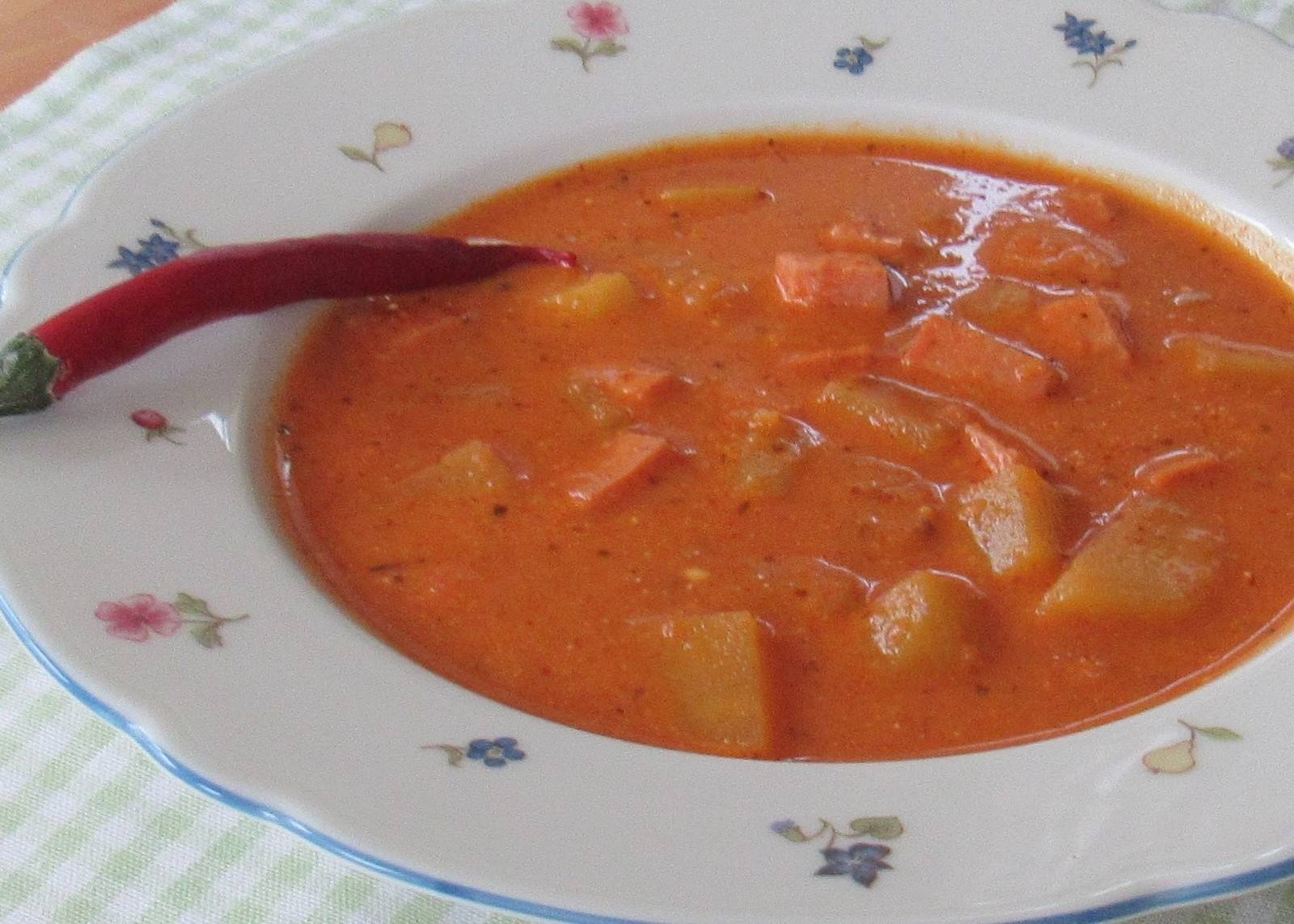 Kartoffelgulasch mit Kaminwurzen