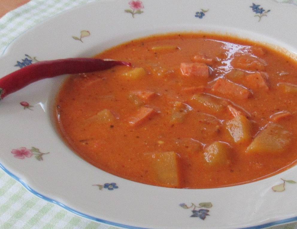 Kartoffelgulasch mit Kaminwurzen Kartoffelgulasch mit Kaminwurzen