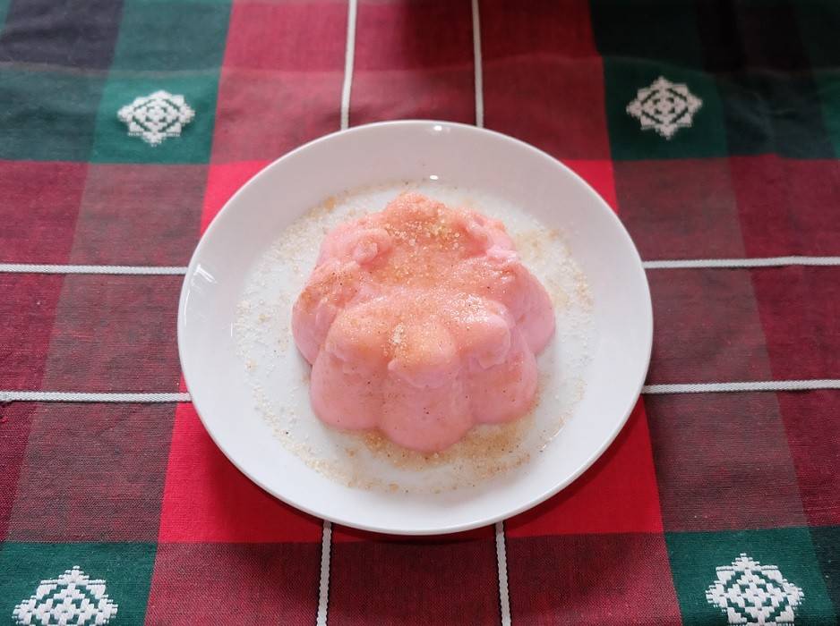 Erdbeerpudding mit rosa Pfeffer