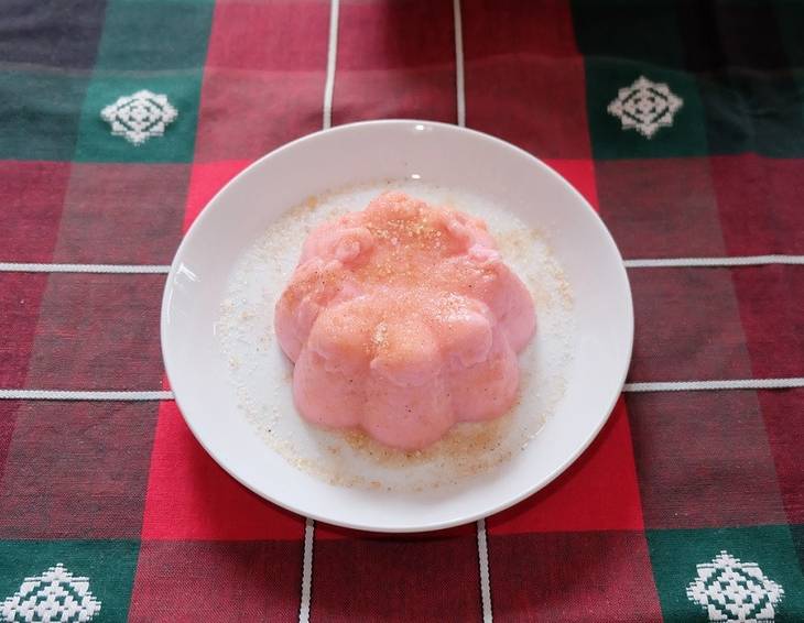 Erdbeerpudding mit rosa Pfeffer