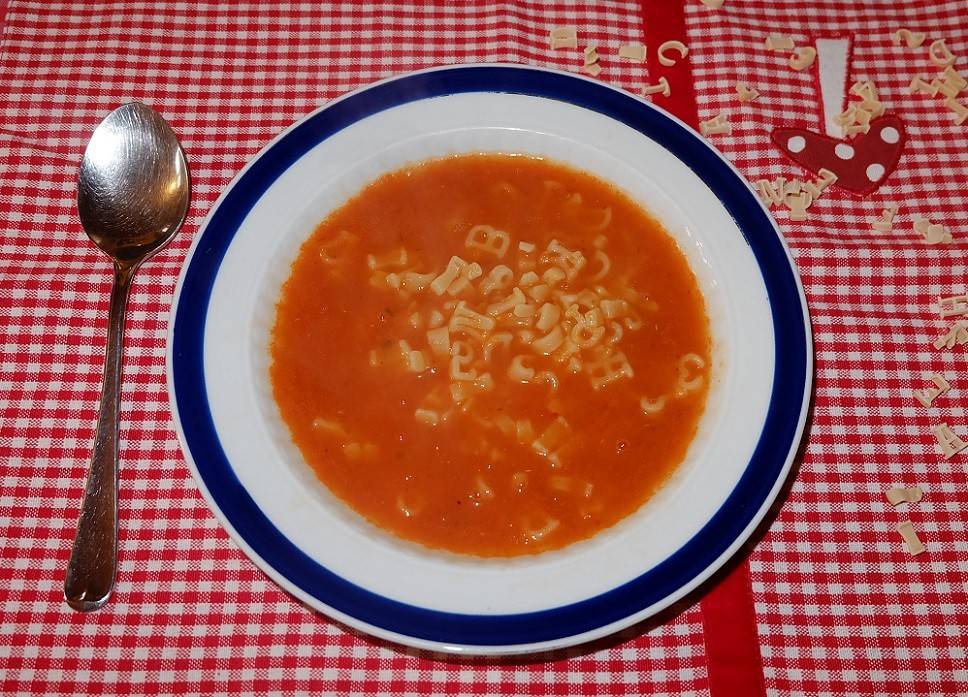 Buchstaben-Paradeiser-Suppe
