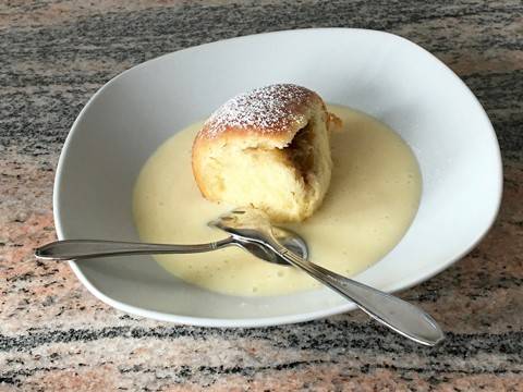 Klassische Dukatenbuchteln mit Amaretto-Vanillesauce