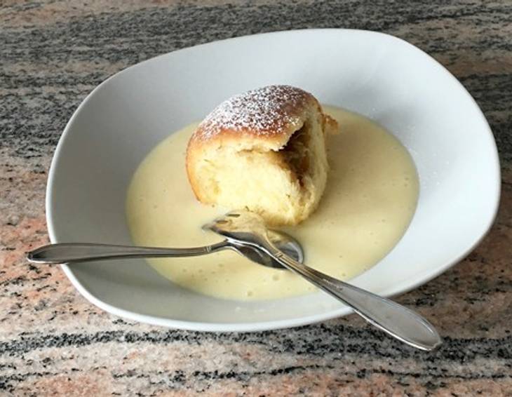 Klassische Dukatenbuchteln mit Amaretto-Vanillesauce