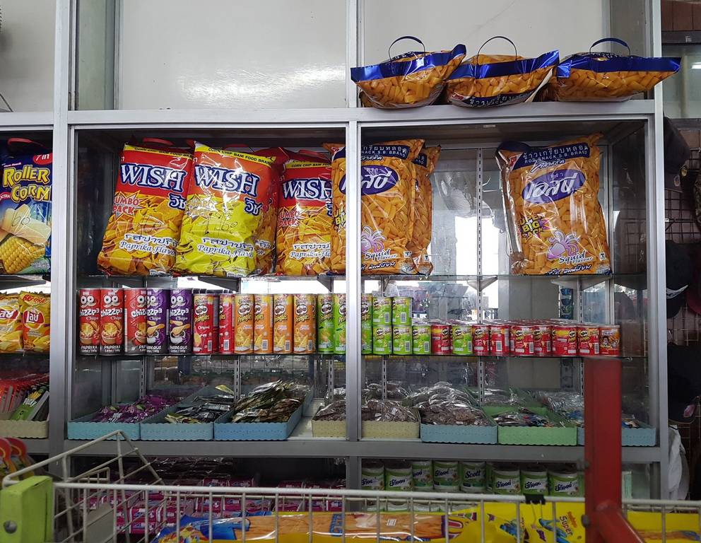 Chipspackungen für die ganze (Thai)Familie? - man beachte den Unterschied zu den Pringles